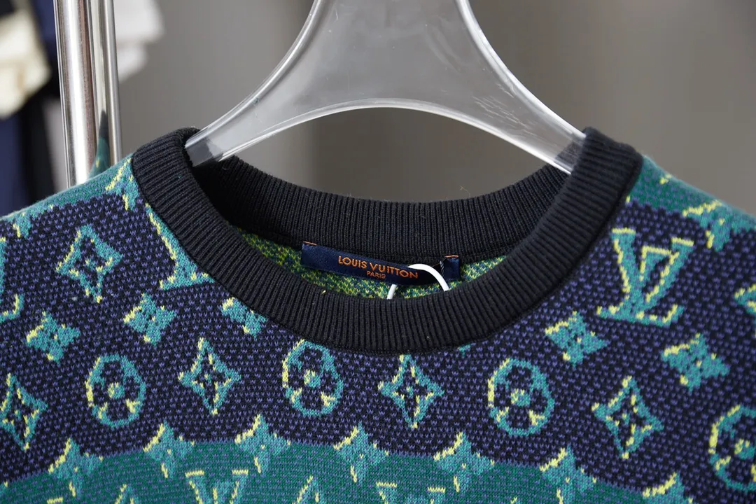 🅿️220 LV Louis 25ss spring and summer new style 3️⃣color jacquard knitted short-sleeved light luxury essential item for daily commuting for men and women Correct version Welcome to compare Detailed features · High-viscosity cotton material, high count cotton is added, dry and avoid stuffiness · Use exquisite intarsia patchwork technology to interpret Damier and Monogram patterns in soft indigo tones, with all-over intarsia patterns · Threaded neckline · Original main mark, washed tag, brand moisture-proof paper packaging Color: Green Size: S/M/L/XL
